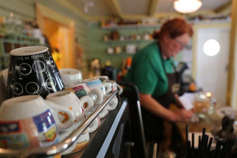 Den gode kaffepraten på Handelsstedet Forvik