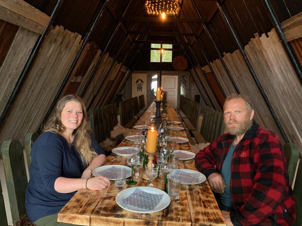 Se Dragereiret med vikingdesign og dansbare bord