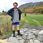 Skaper filmmusikk, bygger steinbru og nyter havgapet