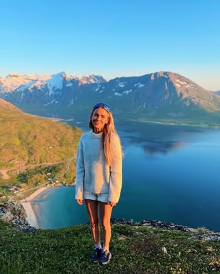 Det er lite som slår sommer, fjell og eventyr i nord💛🇳🇴 📸: @siljeokland #mitteventyrland ————————————————— Ta…
